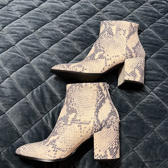 Steve Madden snake skin print ankle boot - Picture 5 of 8